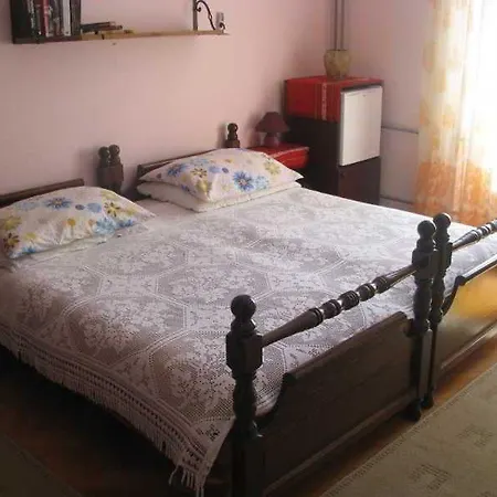 House With Garden Apartman *