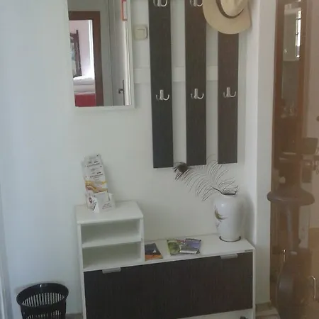 House With Garden Apartman *